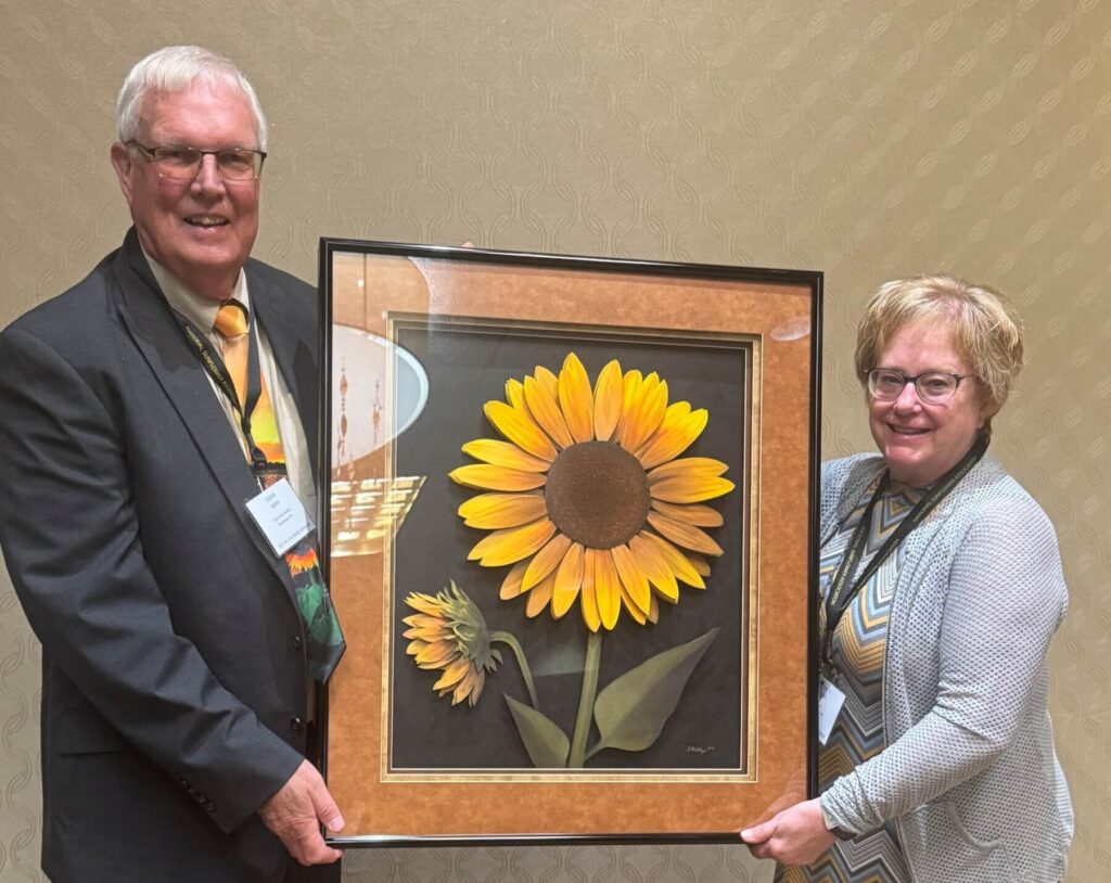 Steve Kent receives sunflower award